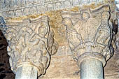 Sacra di San Michele. Il Portale dello Zodiaco. Capitelli con falconi in cerchio e donne che allattano serpenti. 